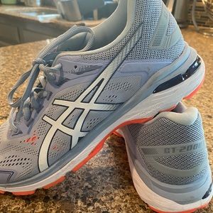 Asics GT-2000 7 in Mist/White